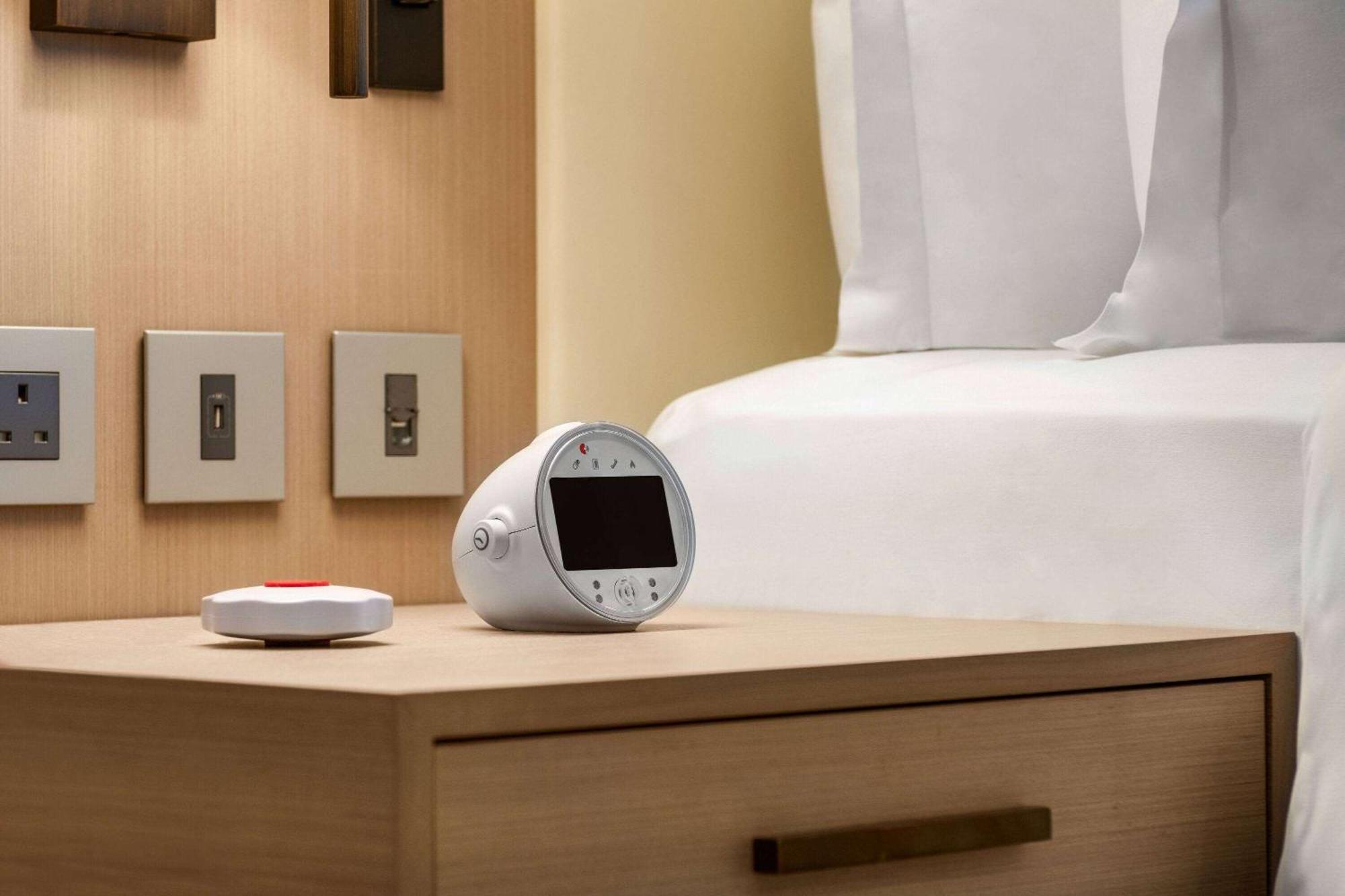 Ramada By Wyndham Riyadh King Fahd Road Экстерьер фото A bedside alarm