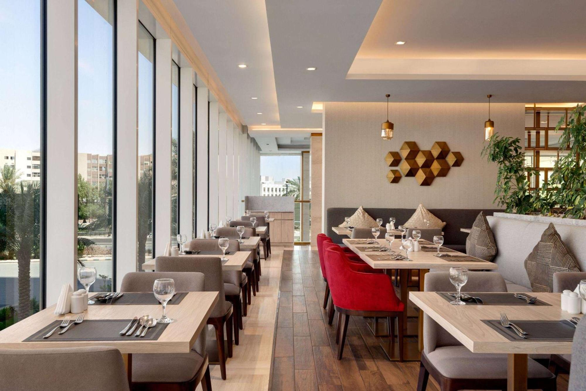 Ramada By Wyndham Riyadh King Fahd Road Экстерьер фото The restaurant
