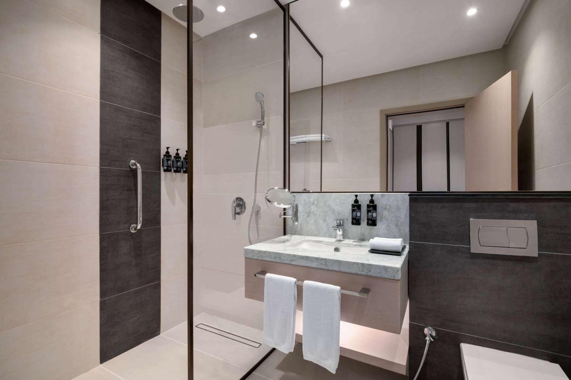 Ramada By Wyndham Riyadh King Fahd Road Экстерьер фото Bathroom